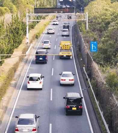 車道を走行する車の写真